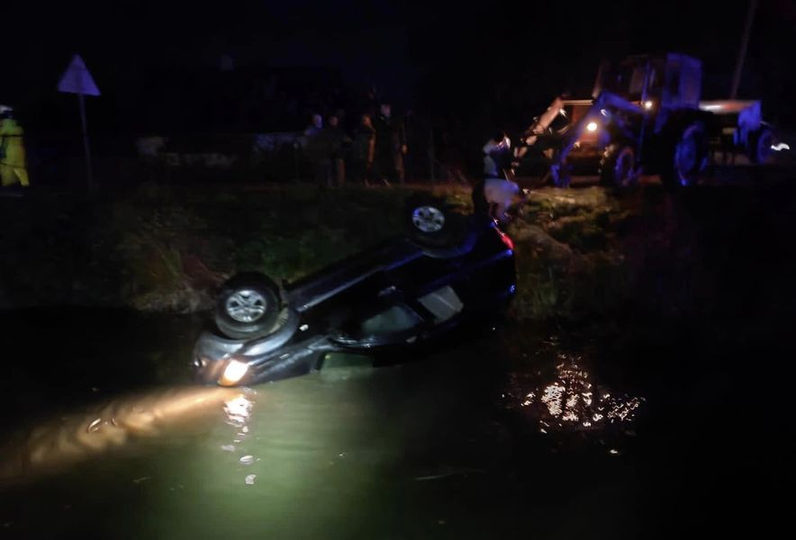 На Волині авто злетіло у водойму: на місці працювали рятувальники (фото)