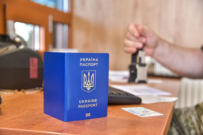 Українці не можуть виїхати за кордон за паспортом у «Дії», – ДПСУ