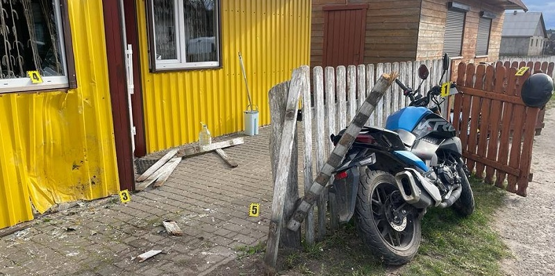 У Луцькому районі п'яний юнак на мотоциклі протаранив магазин (фото)