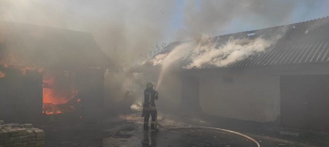Вогонь охопив дві будівлі: у Луцькому районі гасили масштабну пожежу (фото)