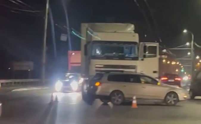 У Луцьку на перехресті зіткнулись вантажівка та легковик (відео)