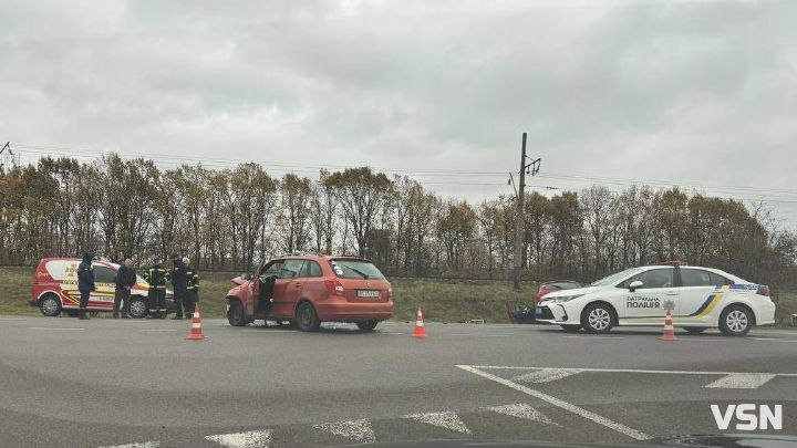 Після зіткнення авто злетіло в кювет: біля Луцька – ДТП з постраждалими (фото)