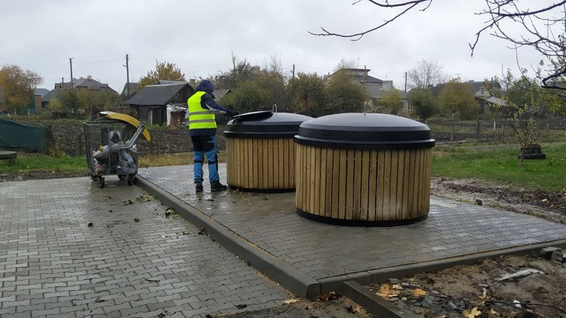 У Луцьку встановили десяток напівпідземних контейнерів для сміття (фото, відео)
