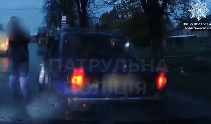 Попався по-дурному: у Луцьку п'яний на «жигулях» не пропустив авто патрульних (відео)