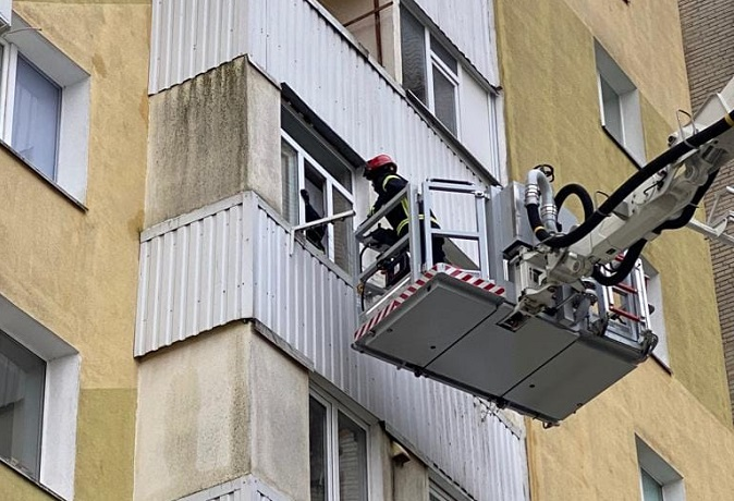 У Луцьку рятувальники визволяли з зачиненої квартири на п'ятому поверсі дворічну дитину (фото)
