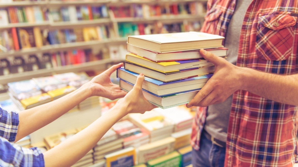 Де купити книги в Україні: переваги книжкової крамниці ReadEat*