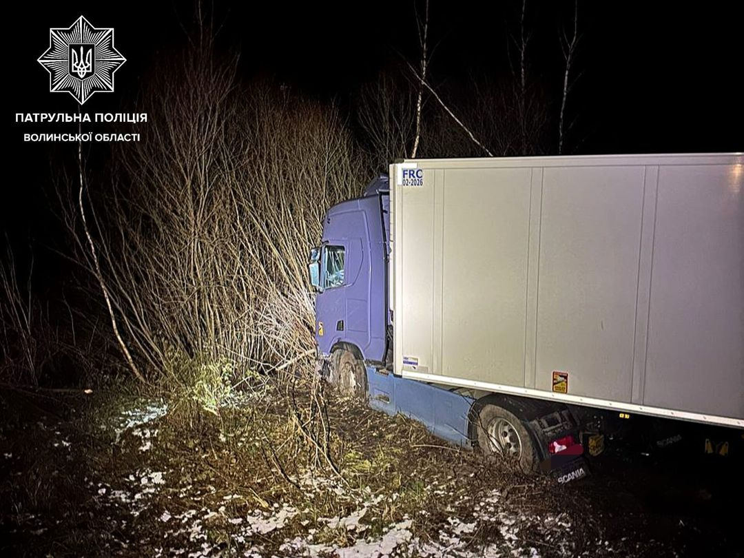 Водій заснув: на Ковельщині вантажівка з’їхала у кювет