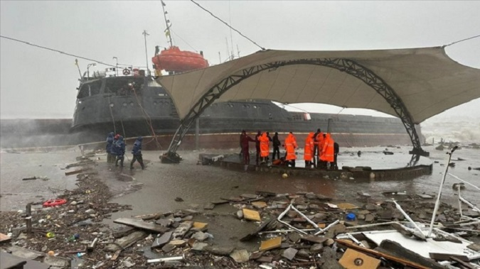 У Туреччині шторм розірвав навпіл судно з українським екіпажем (відео)