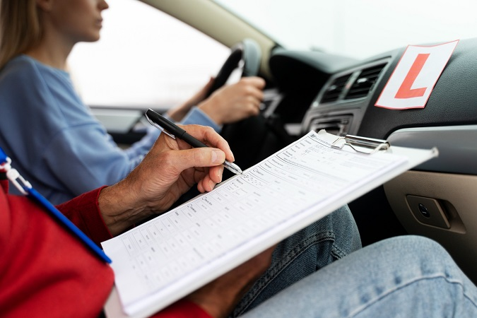 В Україні тепер теоретичний іспит з водіння можна складати без обовʼязкового навчання в автошколі