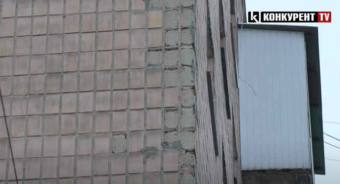 Плитка летить на машини: на проспекті Волі у Луцьку «розсипається» будинок (відео)