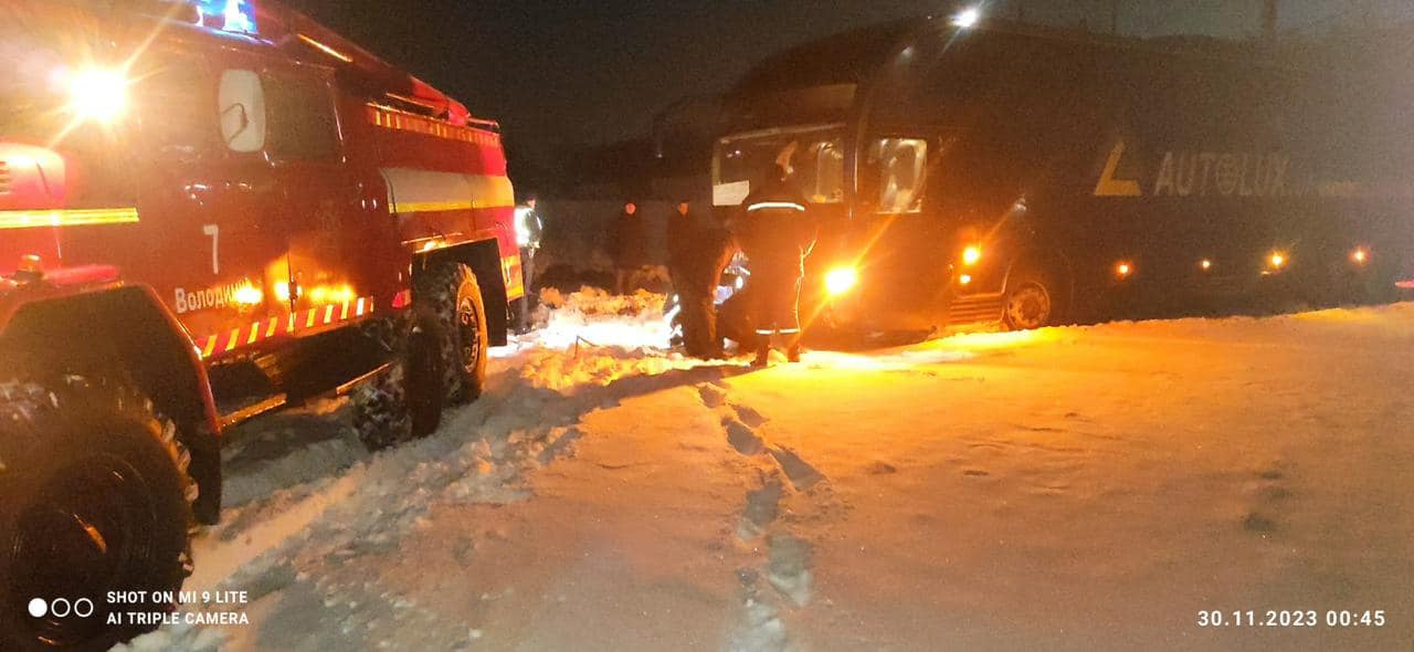 На Волині у сніговому заметі застряг рейсовий автобус з 13 пасажирами