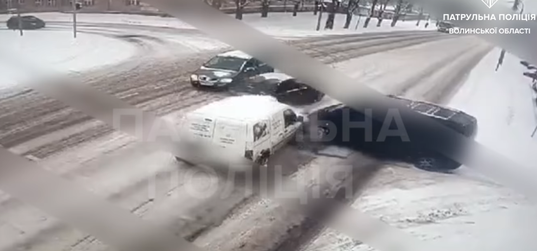 У Луцьку на Ковельській зіткнулися три автомобілі (відео)