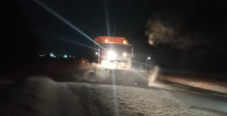 Чистять від снігу і посипають: на дорогах Волині працює 43 одиниці техніки (відео)