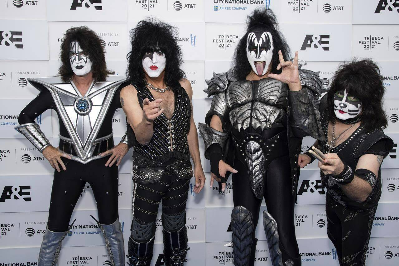 Гурт KISS дав останній живий концерт у Нью-Йорку: рокери стали «віртуальними аватарами»