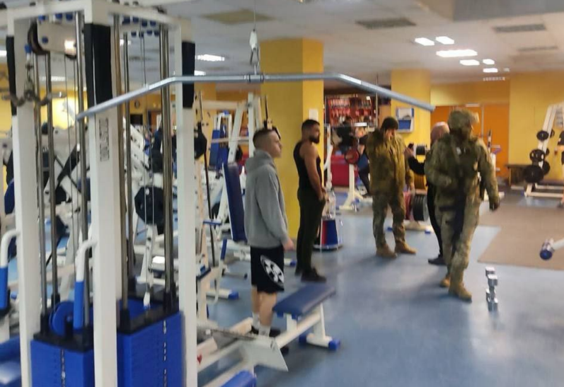 Всім дали повістки: в Ужгороді працівники ТЦК прийшли до тренажерного залу (фото, відео)