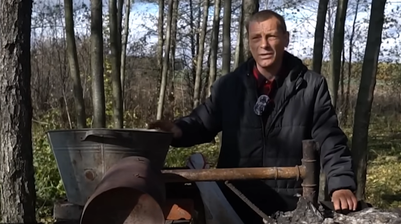На Сумщині чоловік зі старого пластику виготовляє бензин (фото, відео)