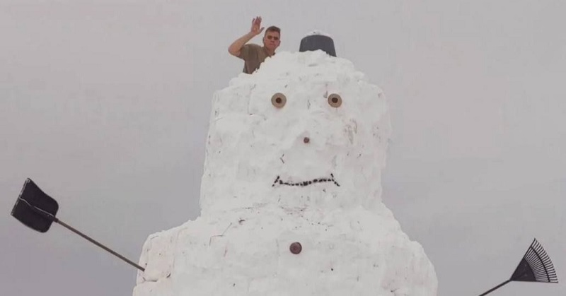 Рекорд: на Волині зліпили сніговика-велетня (фото, відео)