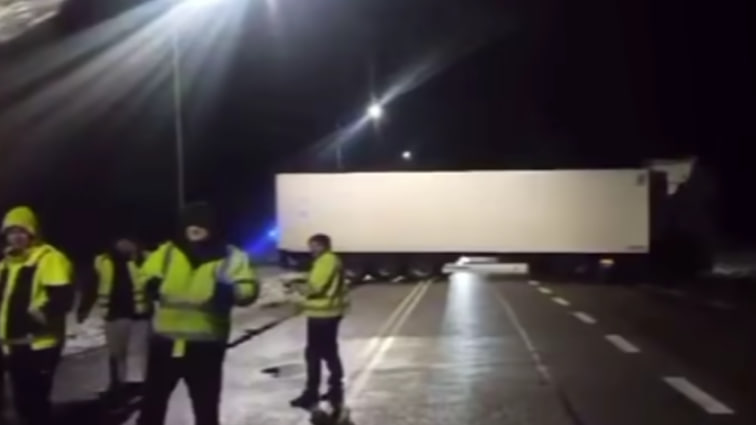 Рух вантажівок в Україну з Польщі через «розблокований» Дорогуськ знову зупинено