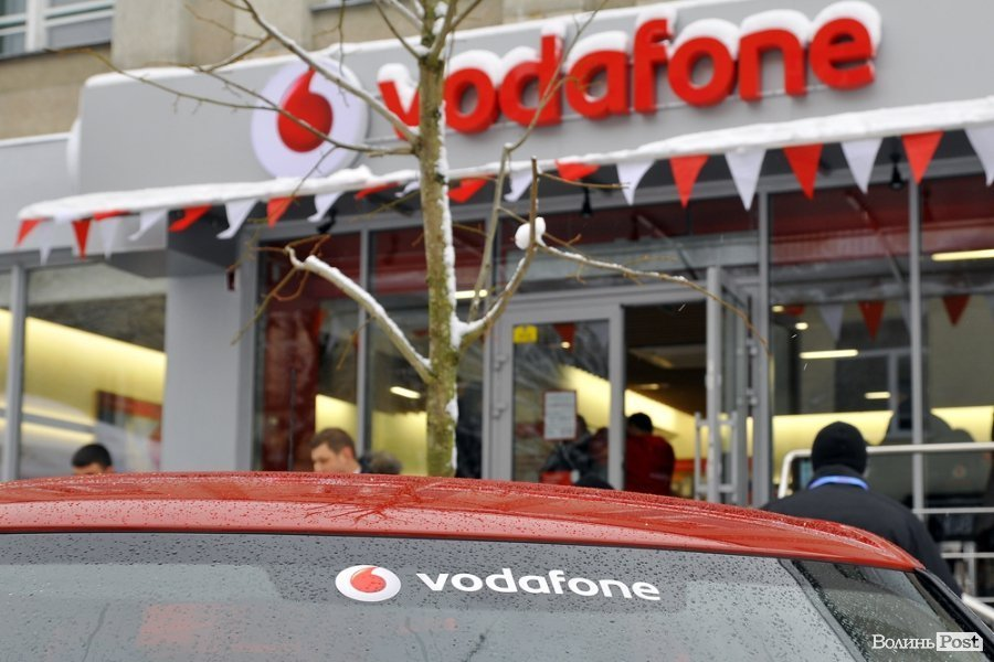 У луцьких магазинах Vodafone – черги й закінчуються стартові пакети (фото)