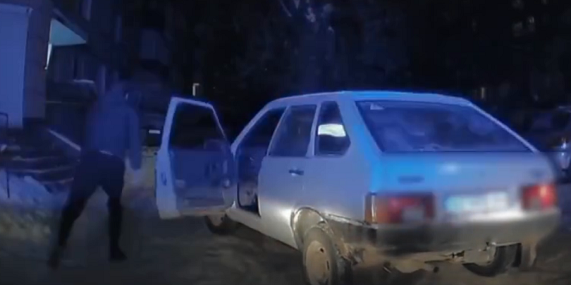На колесах і на ногах: у Луцьку патрульні затримали п'яного втікача (відео)
