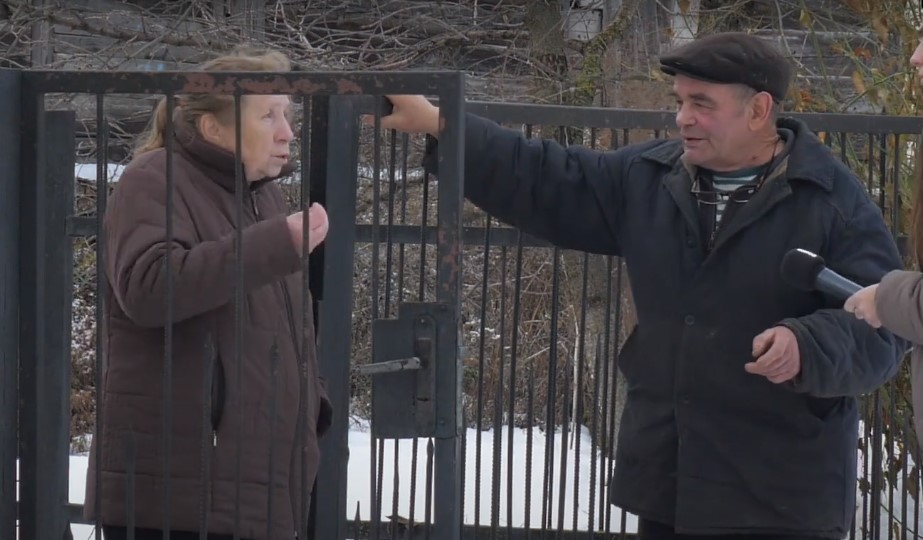 Дружили сім'ями, а тепер воюють: у Луцьку – скандал між сусідами через дерева і труби (відео)