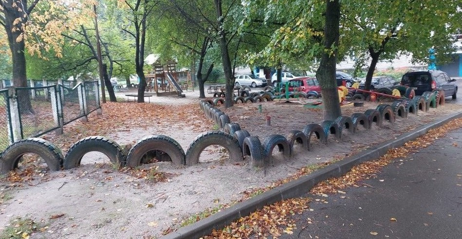 У Луцьку хочуть масово демонтувати автошини з дитмайданчиків (фото)