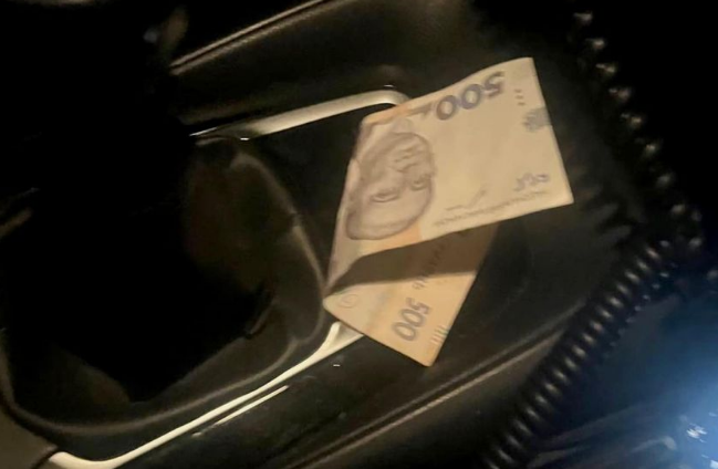 У Луцьку водій-порушник підкинув патрульним 500 гривень
