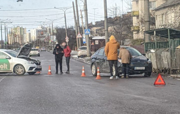 У Луцьку на Дубнівській – аварія за участю таксі Bolt (фото)