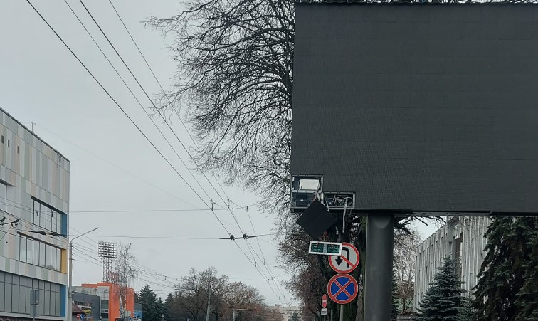 У Луцьку тролейбус «зніс» частину рекламного борда (фото)