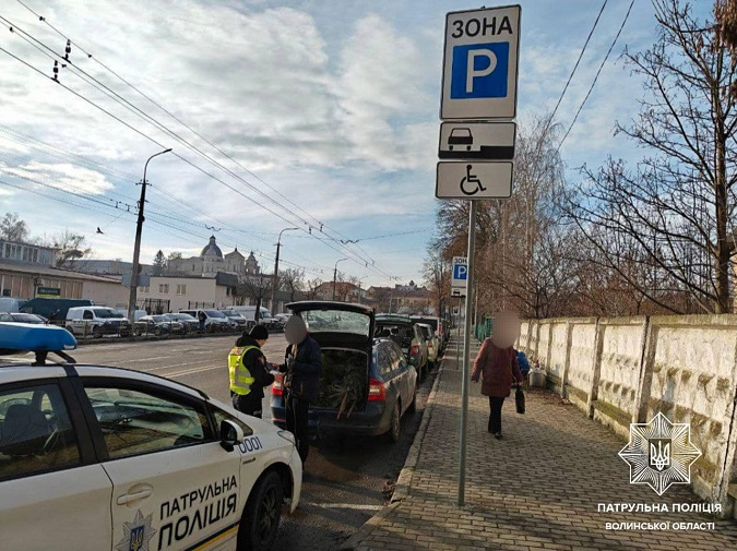 У Луцьку «паркохами» кинули автівки на місцях для осіб з інвалідністю – чекає штраф