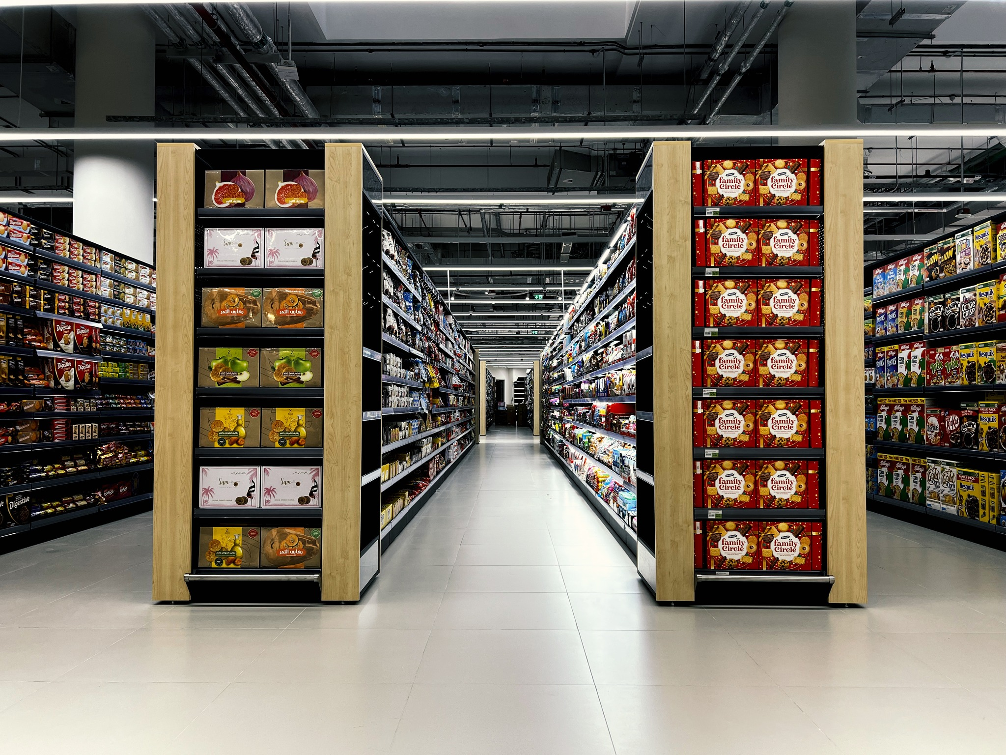 Найбільша мережа супермаркетів Дубаю закупила стелажі з Луцька (фото)