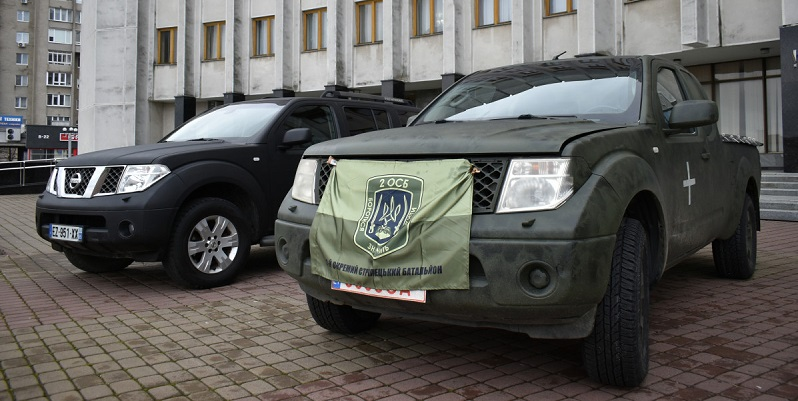 Волинським військовим передали два позашляховики на фронт (фото)