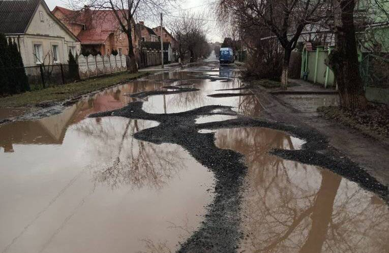 Клаптик асфальту посеред ям: у Луцьку не можуть добитися ремонту дороги