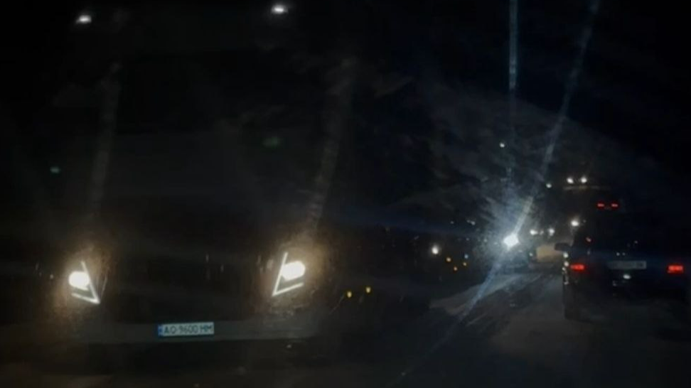 Траса Львів - Луцьк паралізована: близько двох сотень авто застрягли в заторах