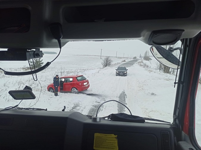 В салоні була дитина: на Волині водійка Skoda потрапила в сніговий замет