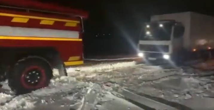 Біля Луцька вантажівка потрапила в сніговий замет (відео)