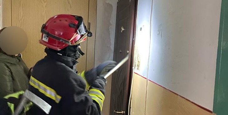 Донька не виходила на зв'язок: у Луцьку рятувальники відчинили двері квартири на ЛПЗ