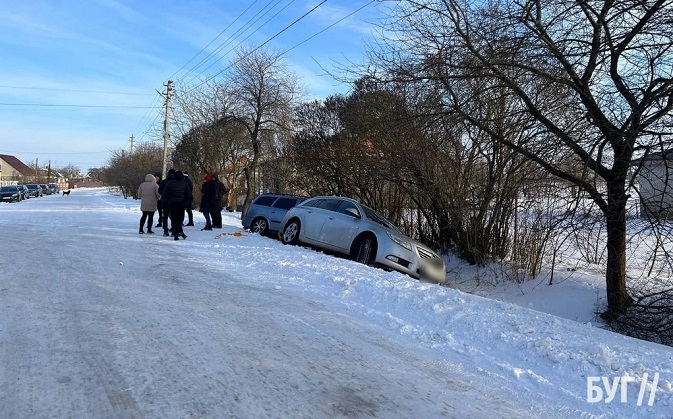 Дорога, як каток: біля Володимира два автомобілі «злетіли» у кювет (фото)