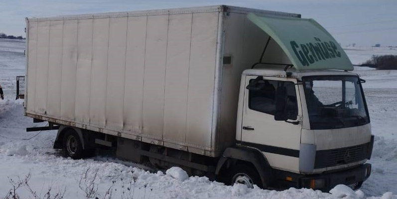 Крижана пастка: на Волині вантажівка заблокувала «швидку» на обледенілій дорозі (фото)