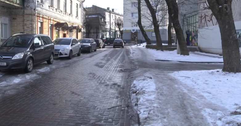 Йти неможливо: хто у Луцьку має посипати піском слизькі тротуари (відео)