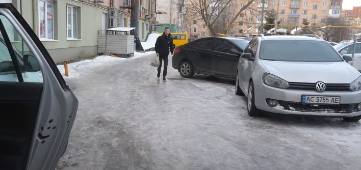 У Луцьку комунальники вважають, що добре посипали тротуари та дороги (відео)