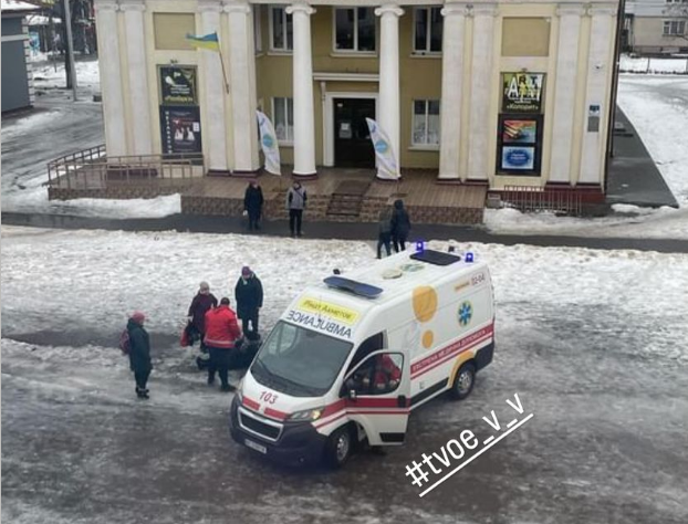 Викликали «швидку»: в центрі Володимира двоє пенсіонерів впали на слизькій дорозі