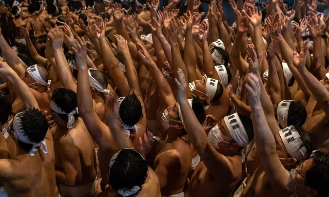 У Японії жінкам вперше дозволили взяти участь в «оголеному фестивалі»