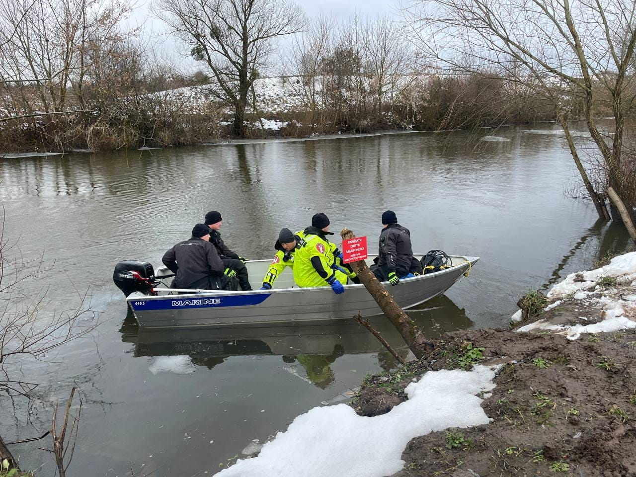 У Луцьку рятувальники продовжують пошуки безвісті зниклого чоловіка у річці Стир (фото)