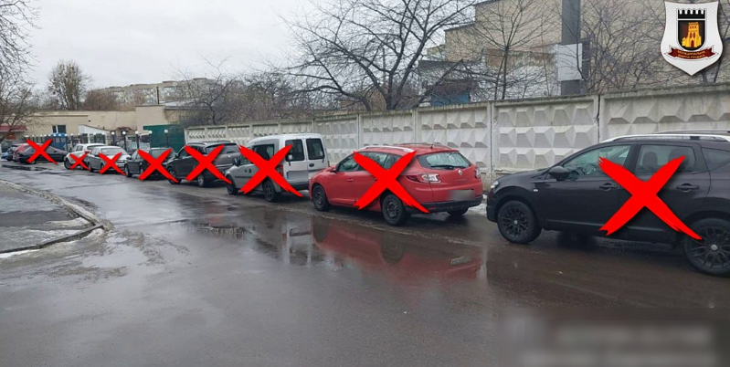Заважають «швидким»: у Луцьку муніципали оштрафували паркохамів (фото)