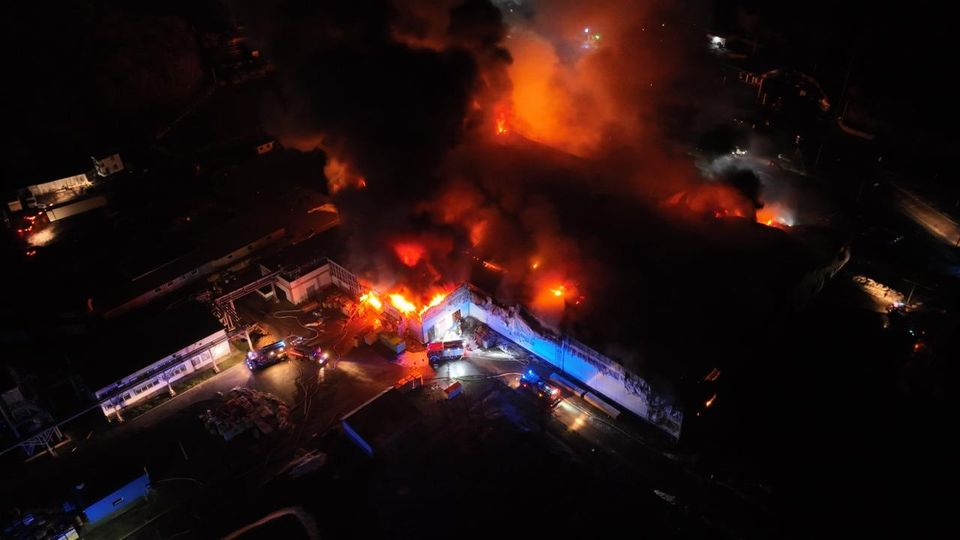 Пів сотні рятувальників і робот: пожежу на підприємстві «Пан Курчак» у Нововолинську загасили (фото)