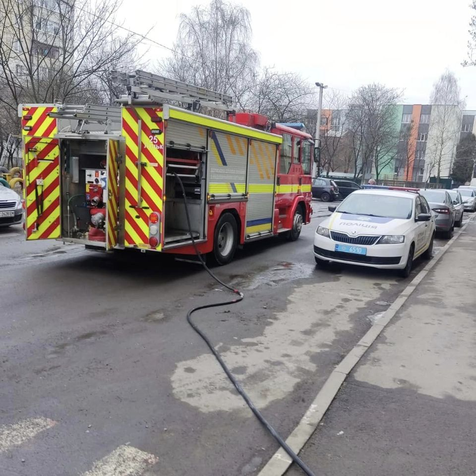 У Луцьку горіла квартира пенсіонерки – евакуювали чотирьох людей (фото)