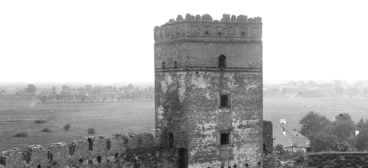 Розбиті зубці і зарослий дворик: яким був Луцький замок понад 100 років тому