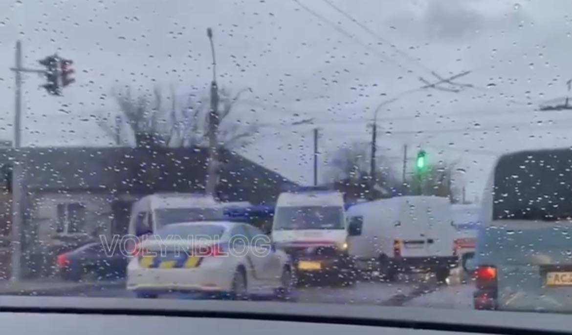 У Луцьку – аварія на перехресті (фото, відео)