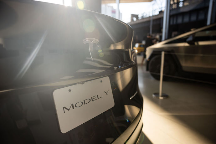 Tesla тимчасово знижує ціну на Model Y